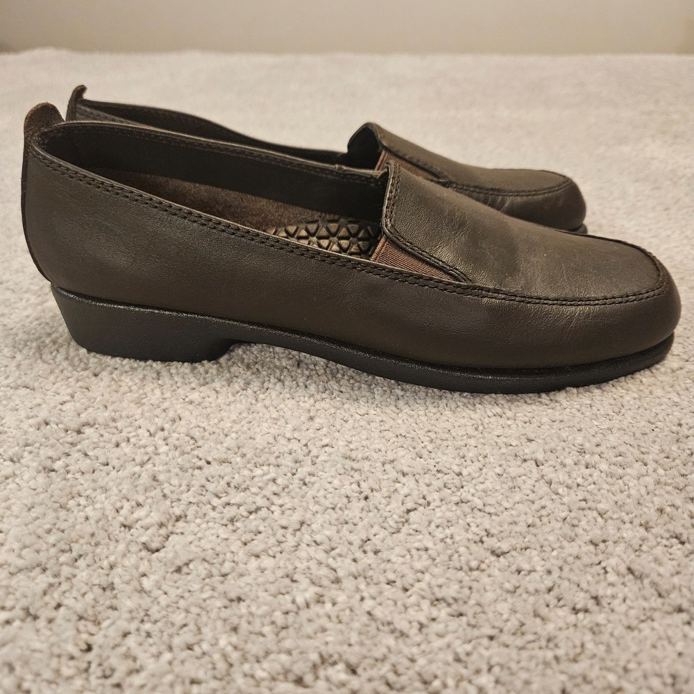 Hush Puppies Women's Brown Leather Slip-On Loafers Size 6 Medium Comfort Flats